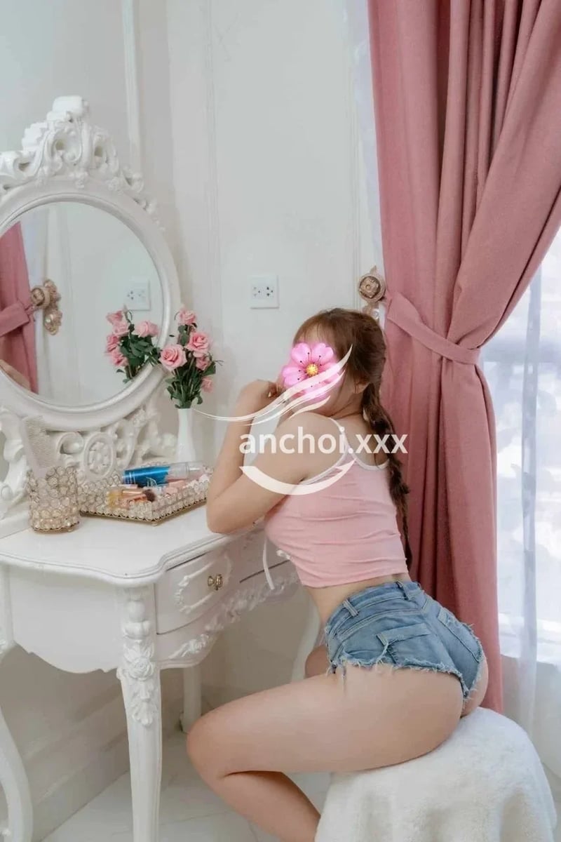 DÂM NỮ KIM NGÂN CHIỀU CHUỘNG KHÁCH